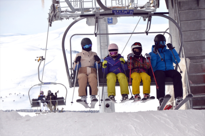 Sarıkamış Kayak Merkezi&#039;nde hafta sonu yoğunluğu