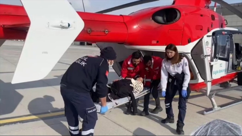 Van&#039;da 19 yaşındaki hasta ambulans helikopterle hastaneye ulaştırıldı