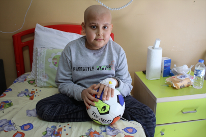 Beşiktaşlı yönetici ve futbolculardan lösemili Salih&#039;e doğum gününde sürpriz