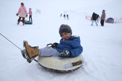 Hakkari'deki kayak merkezinde yarıyıl tatilinin son günü yoğunluk oluştu