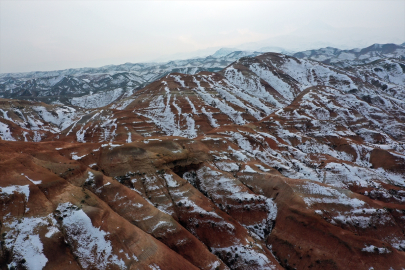 Iğdır&#039;daki yer yer karla kaplı Gökkuşağı Tepeleri havadan görüntülendi