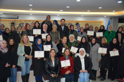 Van&#039;da "AK Parti Siyaset Akademisi"ne katılan 478 kadına sertifika verildi
