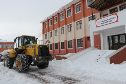Karlıova Belediyesince okul yolları ve okul bahçeleri kardan temizleniyor