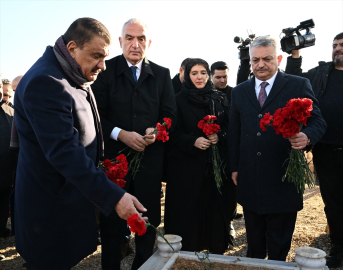 Bakan Ersoy, Malatya&#039;da depremde hayatını kaybedenlerin mezarlarını ziyaret etti