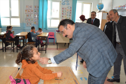 Şemdinli Kaymakamı Ateş, okulları ziyaret etti