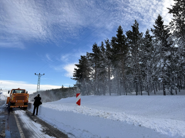Kar kalınlığının 96 santimetre ölçüldüğü Ardahan&#039;da karla mücadele çalışmaları sürüyor