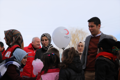 Türk Kızılay gönüllüleri düzenledikleri şenlikle Van&#039;daki çocukları sevindirdi