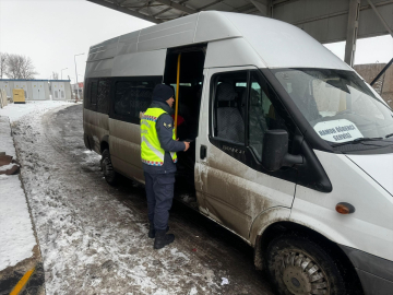 Ağrı'da jandarma ekipleri kazaları önlemek için araç denetimi yapıyor