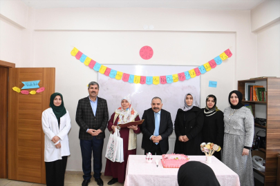 Muş Belediye Başkanı Asya, 69 yaşında Kur&#039;an-ı Kerim&#039;i hatmeden kadını kutladı