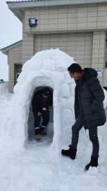 Muşlu esnaf iş yerinin önüne yaptığı igloda müşterilerine çay ikram etti