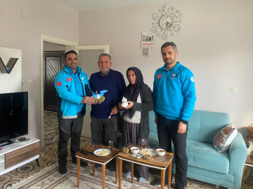 Van UMKE görevlileri enkazdan kurtardıkları Kılıç&#039;ı Adıyaman&#039;daki evinde ziyaret etti