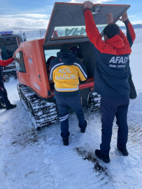 Ardahan'da ekipler yolu kardan kapanan köydeki hasta bebek için seferber oldu