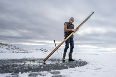 Buzla kaplı gölde 30 yıldır "Eskimo usulü" balık avlıyor