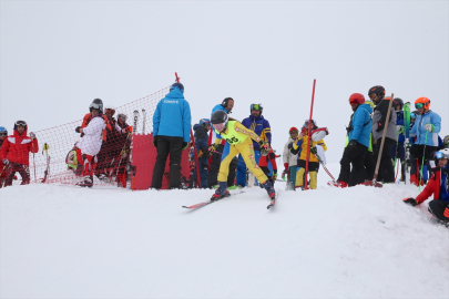 Hakkari'deki kayak merkezi farklı illerden sporcularla şenlendi
