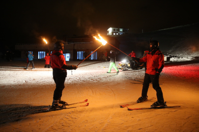 Hakkari'deki 5. Kar Festivali'nde meşaleli kayak gösterisi yapıldı