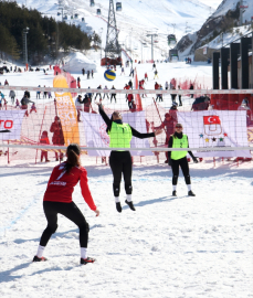 Üniversiteler Arası Türkiye Kar Voleybolu Şampiyonası, Erzurum&#039;da başladı