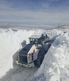 Yüksekova'da karla mücadele sürüyor