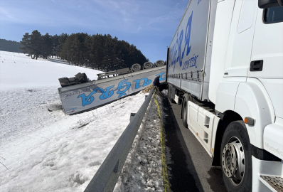 Ardahan'da devrilen tırın sürücüsü yaralandı