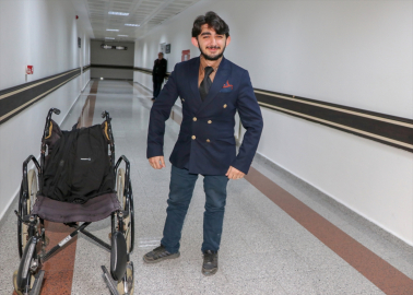 Doğuştan engelli şampiyon yüzücü, "süper kahramanım" dediği doktoru sayesinde ayağa kalktı