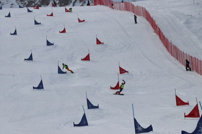 Snowboard 2. Etap Türkiye Şampiyonası Kurtuluş Kupası yarışları Erzincan&#039;da başladı