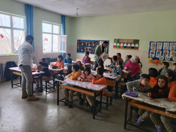 Hakkari&#039;de öğrencilere "sıfır atık ve geri dönüşüm" eğitimi verildi