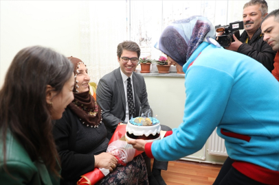 Kaymakam Karaloğlu ve eşi 73 yaşındaki kadına doğum günü sürprizi yaptı
