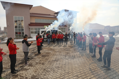 Türkiye şampiyonu atlet öğrenciler, meşalelerle karşılandı