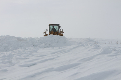 Bingöl'de ekipler metrelerce yükseklikteki karla mücadele ediyor