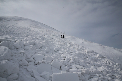 Çığ nedeniyle yolu kapanan mezrada yaşayanlar çetin kış şartlarıyla mücadele ediyor