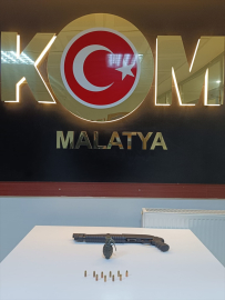 Doğanşehir'de bir el bombası ele geçirildi, 2 şüpheli yakalandı