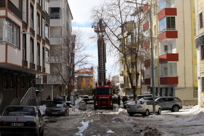 Ardahan&#039;da çatılardaki buz ve kar kütleleri itfaiye ekiplerince temizleniyor