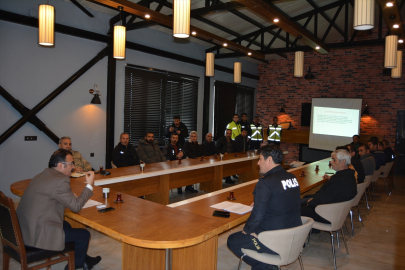 Şemdinli&#039;de güvenli trafik için toplantı yapıldı