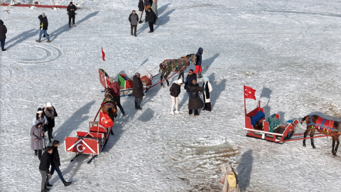 Buzla kaplı Çıldır Gölü&#039;ne gelen turistler halay çekip atlı kızakla gezinti yaptı
