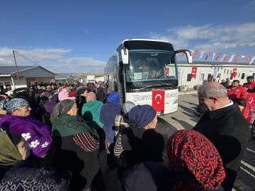 Elazığ'da misafir edilen 218 Ahıska Türkü aile kalıcı iskanları için Ahlat'a uğurlandı