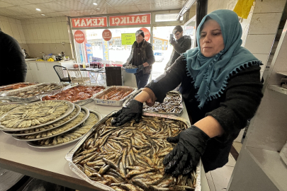 Elazığlı kadın, eşi ve iki oğluyla balıkçı dükkanı işletiyor
