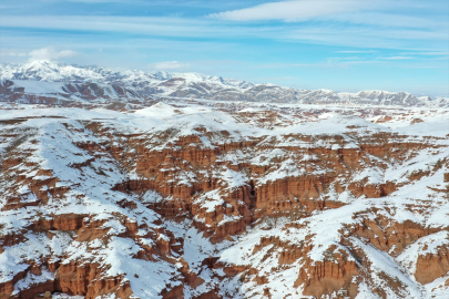 Erzurum&#039;daki Narman Peribacaları’nda kar üstünde dörtnala gezi