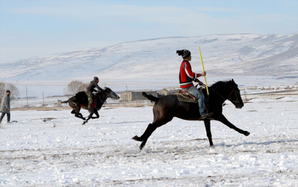 Kars'ta gençler kar üstünde cirit oynadı