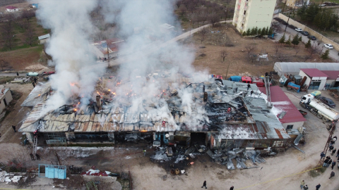 Malatya&#039;da sanayi sitesindeki yangında 7 dükkan zarar gördü