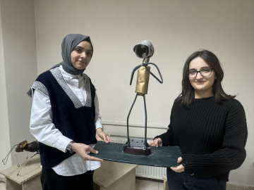 Vanlı gençler "çöpten sanata" çalışmasıyla geri dönüşüme dikkati çekiyor