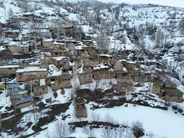 Bitlis'in toprak damlarında köylülerin kar mesaisi