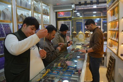 Bitlisli usta doğal taşları tespihe dönüştürüyor