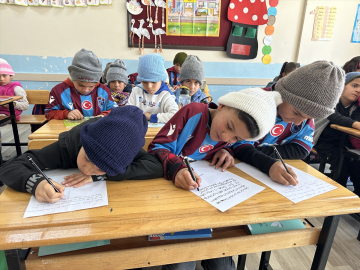 Kocaelili öğrenci "üşümesinler" diye Van'daki çocuklar için bere ördü