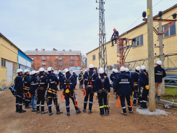 Muş&#039;ta VEDAŞ personeline yüksekte çalışma eğitimi verildi