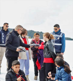 Ardahanlı öğrenciler Yalnızçam Kayak Merkezi'nde kızakla kayarak eğlendi