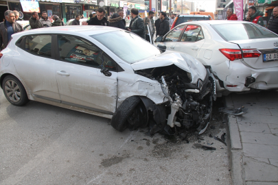 Erzincan'da zincirleme trafik kazasında 1 kişi yaralandı