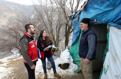 Muş'ta karlı yolları aşıp ziyaret ettikleri ailelerin ihtiyaçlarını belirliyorlar