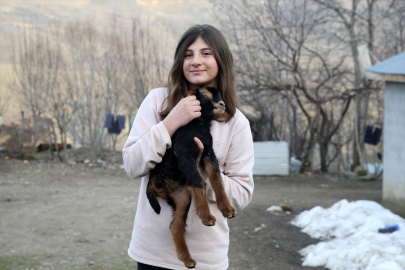 Muşlu besici 2 gün önce doğan 3 ayaklı oğlağı evinde besliyor