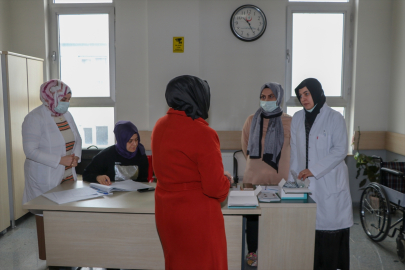 Sağlıkçılar "kanserde erken tanı" için mobil tırla mahalle mahalle dolaşıyor