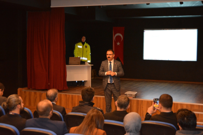 Şemdinli&#039;de polisler öğrencilere trafik eğitimi verdi