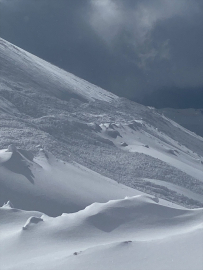 Bahçesaray&#039;da kırsal mahalle yolunu açmaya çalışan ekibin önüne çığ düştü